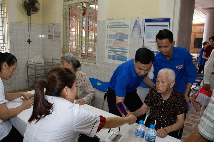 Chương Mỹ khám, chăm sóc sức khỏe cho đối tượng chính sách nhân kỷ niệm 78 năm ngày Thương binh liệt sĩ (27/7/1947 – 27/7/2025)- Ảnh 7.