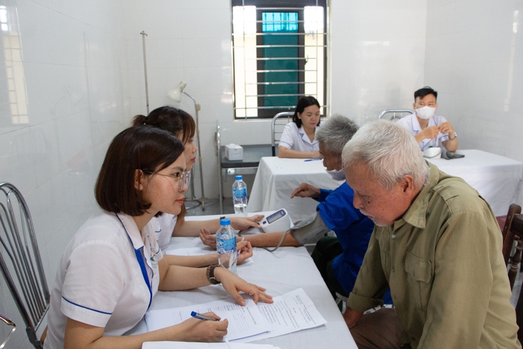 Chương Mỹ khám, chăm sóc sức khỏe cho đối tượng chính sách nhân kỷ niệm 78 năm ngày Thương binh liệt sĩ (27/7/1947 – 27/7/2025)- Ảnh 8.