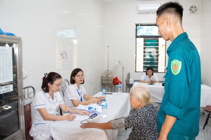 Chương Mỹ khám, chăm sóc sức khỏe cho đối tượng chính sách nhân kỷ niệm 78 năm ngày Thương binh liệt sĩ (27/7/1947 – 27/7/2025)- Ảnh 10.