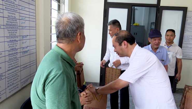 Xã Chuyên Mỹ: “Khám bệnh, tư vấn sức khỏe, cấp thuốc, tặng quà” cho trên 380 đối tượng chính sách- Ảnh 2.