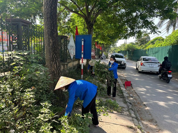 TUỔI TRẺ PHƯỜNG ĐẠI MỖ RA QUÂN TỔNG VỆ SINH MÔI TRƯỜNG HƯỞNG ỨNG NGÀY “CHỦ NHẬT XANH” VÀ THỰC HIỆN CÔNG TRÌNH “ĐỀN ƠN ĐÁP NGHĨA” - Ảnh 2.
