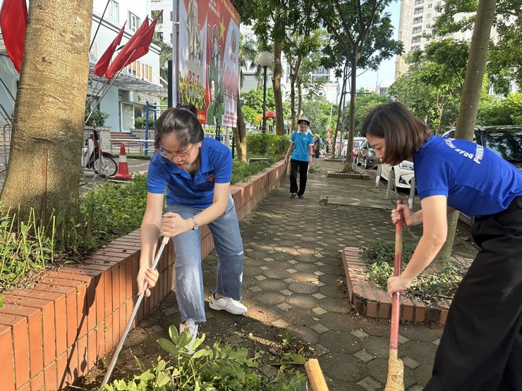 TUỔI TRẺ PHƯỜNG ĐẠI MỖ RA QUÂN TỔNG VỆ SINH MÔI TRƯỜNG HƯỞNG ỨNG NGÀY “CHỦ NHẬT XANH” VÀ THỰC HIỆN CÔNG TRÌNH “ĐỀN ƠN ĐÁP NGHĨA” - Ảnh 3.