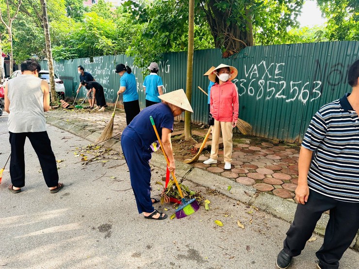 MẶT TRẬN TỔ QUỐC VÀ CÁC TỔ CHỨC CHÍNH TRỊ XÃ HỘI PHƯỜNG ĐẠI MỖ RA QUÂN TỔNG VỆ SINH MÔI TRƯỜNG HƯỞNG ỨNG NGÀY “CUỐI TUẦN XANH” THÁNG 7 NĂM 2025- Ảnh 4.