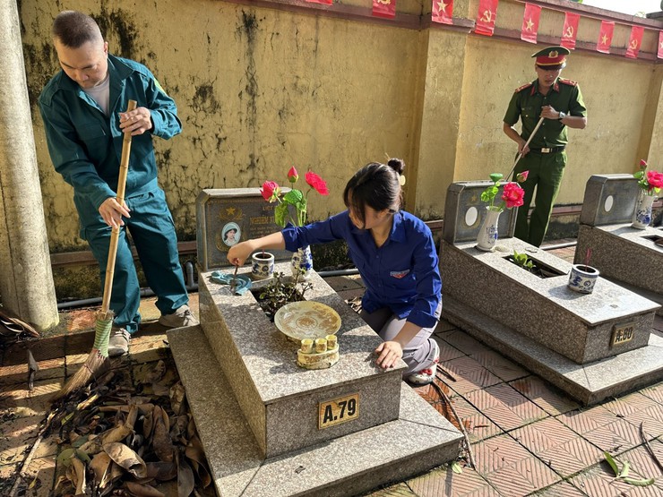 TUỔI TRẺ PHƯỜNG ĐẠI MỖ RA QUÂN TỔNG VỆ SINH MÔI TRƯỜNG HƯỞNG ỨNG NGÀY “CHỦ NHẬT XANH” VÀ THỰC HIỆN CÔNG TRÌNH “ĐỀN ƠN ĐÁP NGHĨA” - Ảnh 4.