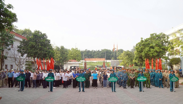 Phường Long Biên ra quân đảm bảo an ninh chính trị, trật tự an toàn xã hội – an toàn giao thông, trật tự xây dựng và đảm bảo vệ sinh môi trường- Ảnh 2.