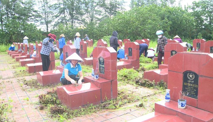 Uỷ ban MTTQ Việt Nam xã Phúc Lộc và các đoàn thể chính trị - xã hội tổ chức ra quân vệ sinh môi trường chào mừng Đại hội Đảng bộ xã lần thứ nhất và kỷ niệm Ngày Thương binh - Liệt sỹ 27/7- Ảnh 3.