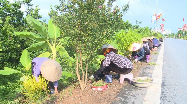 Uỷ ban MTTQ Việt Nam xã Phúc Lộc và các đoàn thể chính trị - xã hội tổ chức ra quân vệ sinh môi trường chào mừng Đại hội Đảng bộ xã lần thứ nhất và kỷ niệm Ngày Thương binh - Liệt sỹ 27/7- Ảnh 1.