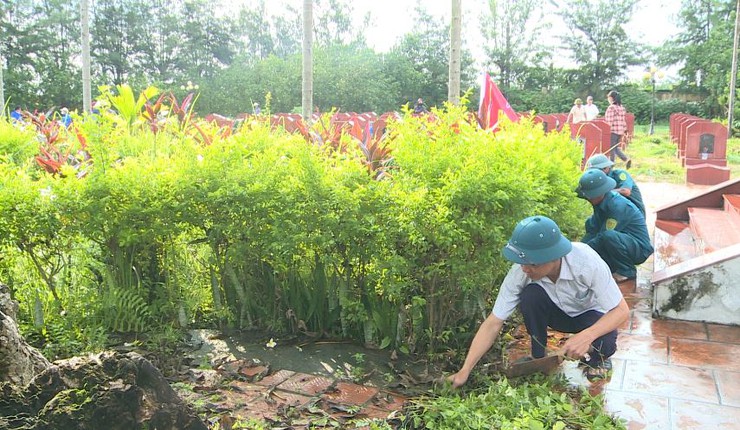 Uỷ ban MTTQ Việt Nam xã Phúc Lộc và các đoàn thể chính trị - xã hội tổ chức ra quân vệ sinh môi trường chào mừng Đại hội Đảng bộ xã lần thứ nhất và kỷ niệm Ngày Thương binh - Liệt sỹ 27/7- Ảnh 4.