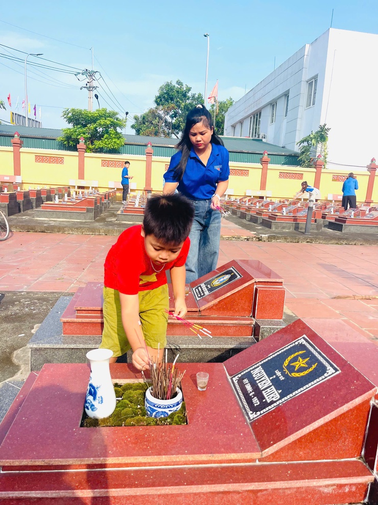 Đoàn Thanh niên xã Bình Minh đã đồng loạt ra quân hưởng ứng Ngày cao điểm chung tay xây dựng nông thôn mới năm 2025 gắn với Ngày Chủ nhật xanh tình nguyện lần thứ IV.- Ảnh 2.