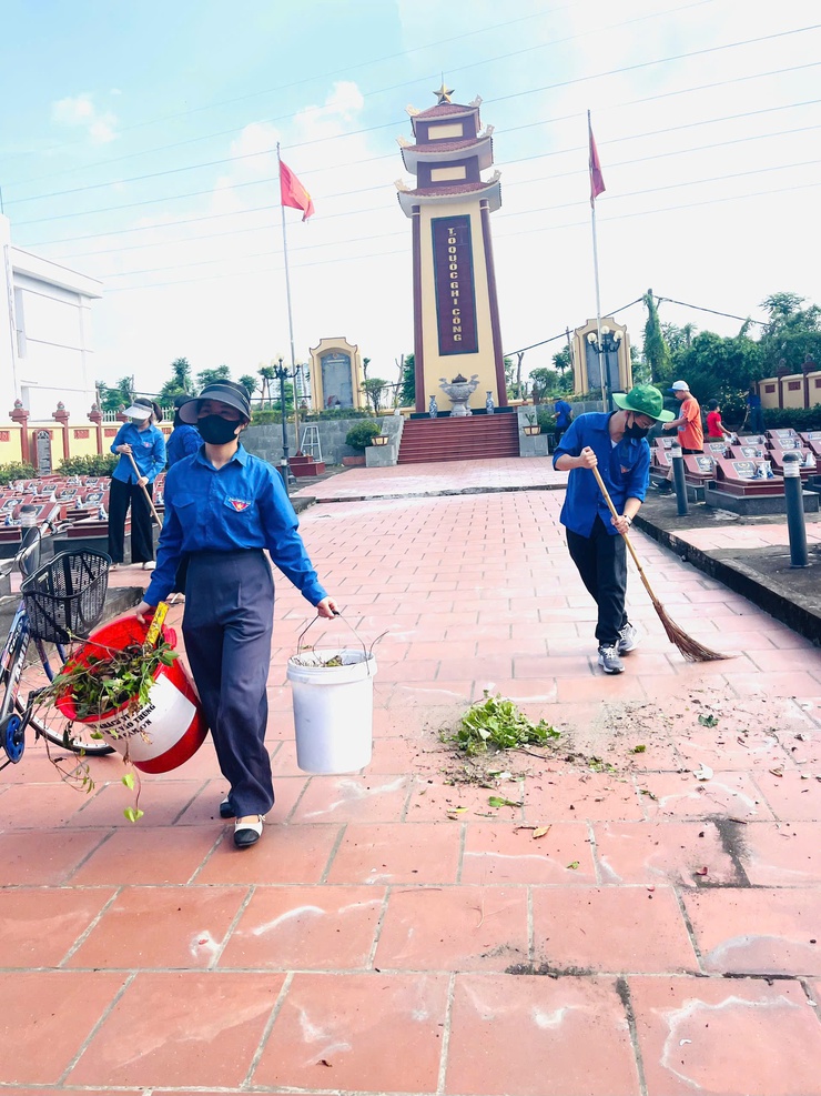 Đoàn Thanh niên xã Bình Minh đã đồng loạt ra quân hưởng ứng Ngày cao điểm chung tay xây dựng nông thôn mới năm 2025 gắn với Ngày Chủ nhật xanh tình nguyện lần thứ IV.- Ảnh 1.