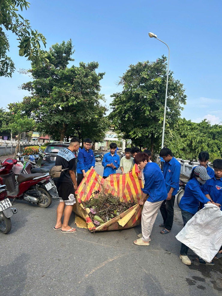 Đoàn Thanh niên xã Bình Minh đã đồng loạt ra quân hưởng ứng Ngày cao điểm chung tay xây dựng nông thôn mới năm 2025 gắn với Ngày Chủ nhật xanh tình nguyện lần thứ IV.- Ảnh 3.