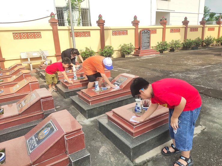 Đoàn Thanh niên xã Bình Minh đã đồng loạt ra quân hưởng ứng Ngày cao điểm chung tay xây dựng nông thôn mới năm 2025 gắn với Ngày Chủ nhật xanh tình nguyện lần thứ IV.- Ảnh 4.