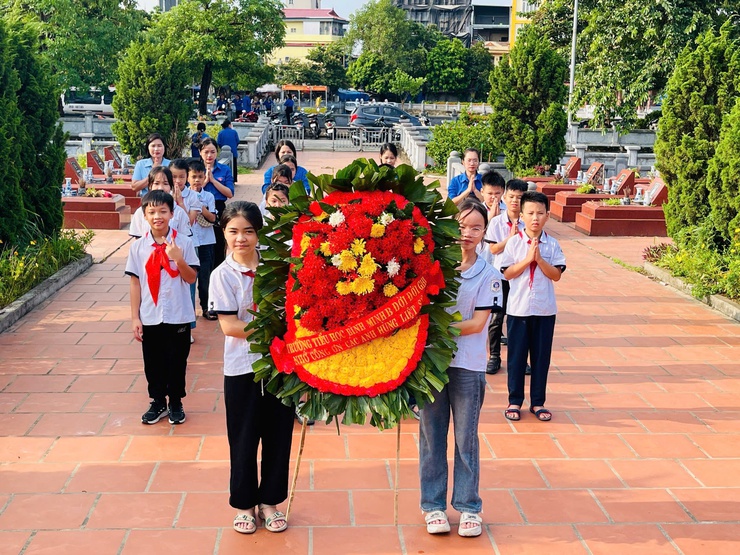 Đoàn Thanh niên xã Bình Minh đã đồng loạt ra quân hưởng ứng Ngày cao điểm chung tay xây dựng nông thôn mới năm 2025 gắn với Ngày Chủ nhật xanh tình nguyện lần thứ IV.- Ảnh 5.