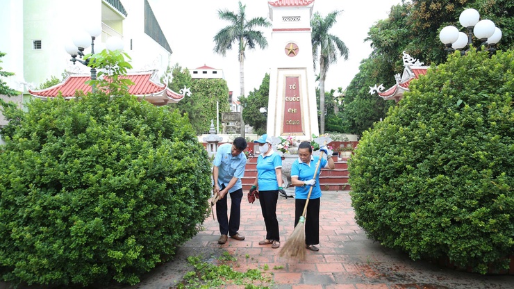UBMTTQ và các đoàn thể phường Dương Nội ra quân tổng vệ sinh môi trường " Ngày chủ nhật xanh" tri ân các anh hùng liệt sĩ- Ảnh 2.