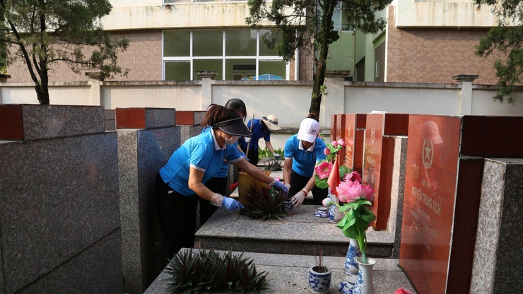 UBMTTQ và các đoàn thể phường Dương Nội ra quân tổng vệ sinh môi trường " Ngày chủ nhật xanh" tri ân các anh hùng liệt sĩ- Ảnh 3.