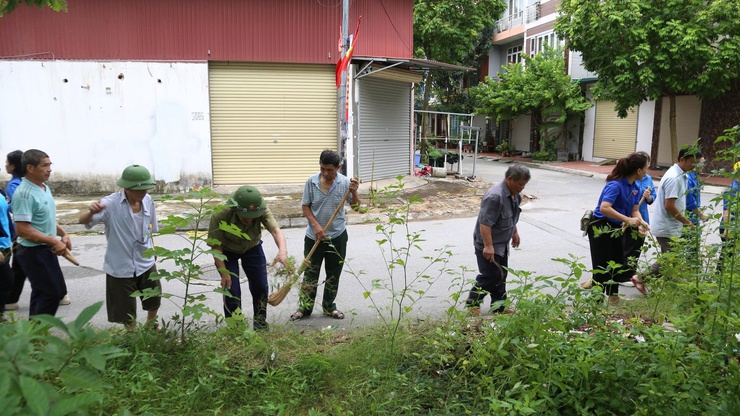 UBMTTQ và các đoàn thể phường Dương Nội ra quân tổng vệ sinh môi trường " Ngày chủ nhật xanh" tri ân các anh hùng liệt sĩ- Ảnh 1.