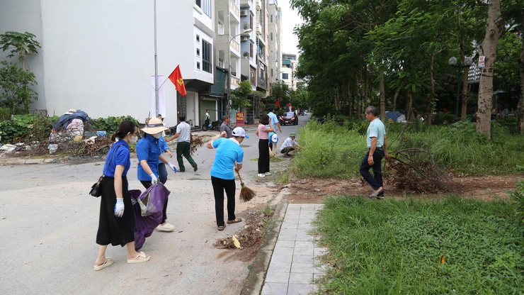 UBMTTQ và các đoàn thể phường Dương Nội ra quân tổng vệ sinh môi trường " Ngày chủ nhật xanh" tri ân các anh hùng liệt sĩ- Ảnh 4.