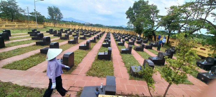Phụ nữ và Cựu chiến binh xã Phúc Thọ ra quân vệ sinh nghĩa trang liệt sĩ chào mừng Đại hội Đảng bộ xã và kỷ niệm Ngày TBLS 27/7- Ảnh 2.