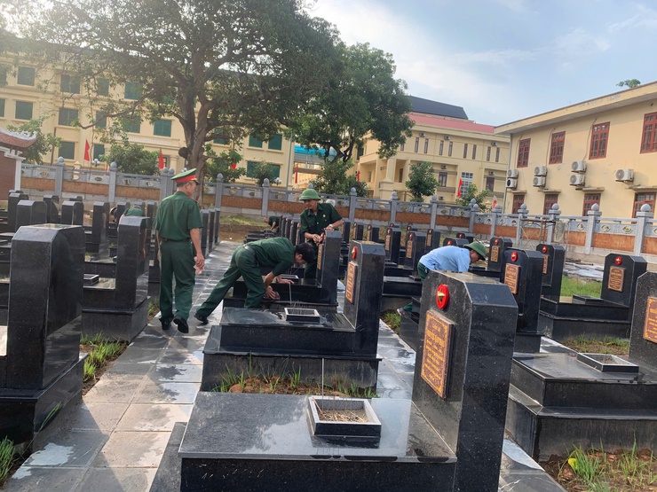 Phụ nữ và Cựu chiến binh xã Phúc Thọ ra quân vệ sinh nghĩa trang liệt sĩ chào mừng Đại hội Đảng bộ xã và kỷ niệm Ngày TBLS 27/7- Ảnh 1.