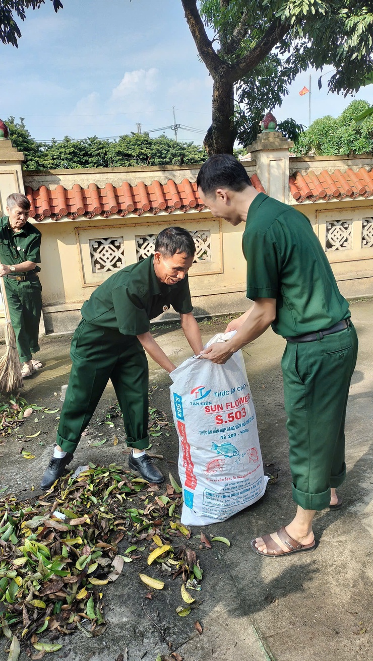Phụ nữ và Cựu chiến binh xã Phúc Thọ ra quân vệ sinh nghĩa trang liệt sĩ chào mừng Đại hội Đảng bộ xã và kỷ niệm Ngày TBLS 27/7- Ảnh 3.