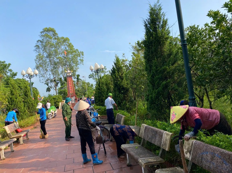 Phụ nữ và Cựu chiến binh xã Phúc Thọ ra quân vệ sinh nghĩa trang liệt sĩ chào mừng Đại hội Đảng bộ xã và kỷ niệm Ngày TBLS 27/7- Ảnh 4.