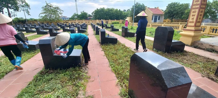 Phụ nữ và Cựu chiến binh xã Phúc Thọ ra quân vệ sinh nghĩa trang liệt sĩ chào mừng Đại hội Đảng bộ xã và kỷ niệm Ngày TBLS 27/7- Ảnh 5.