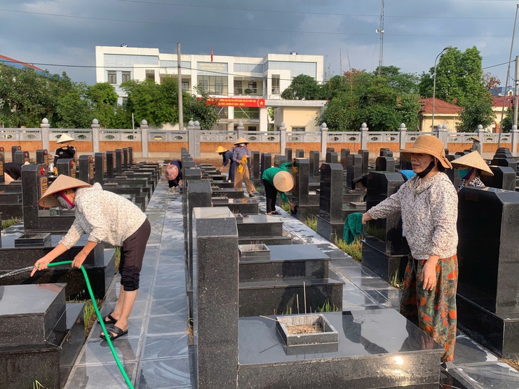 Phụ nữ và Cựu chiến binh xã Phúc Thọ ra quân vệ sinh nghĩa trang liệt sĩ chào mừng Đại hội Đảng bộ xã và kỷ niệm Ngày TBLS 27/7- Ảnh 6.