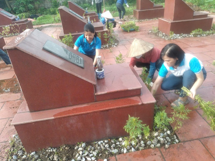 Phụ nữ và Cựu chiến binh xã Phúc Thọ ra quân vệ sinh nghĩa trang liệt sĩ chào mừng Đại hội Đảng bộ xã và kỷ niệm Ngày TBLS 27/7- Ảnh 7.