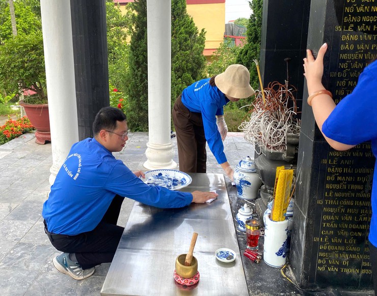 Tuổi trẻ xã Bát Tràng ra quân "Ngày Chủ nhật xanh"- Ảnh 2.