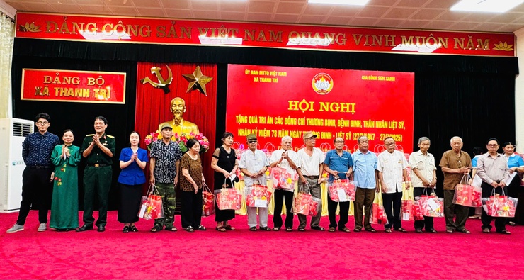 Tri Ân Người Có Công: MTTQ xã Thanh Trì - Gia đình Sen xanh tặng quà tới các đồng chí thương Binh, bệnh Binh và thân nhân liệt sỹ- Ảnh 2.