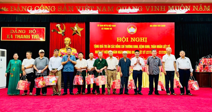 Tri Ân Người Có Công: MTTQ xã Thanh Trì - Gia đình Sen xanh tặng quà tới các đồng chí thương Binh, bệnh Binh và thân nhân liệt sỹ- Ảnh 4.
