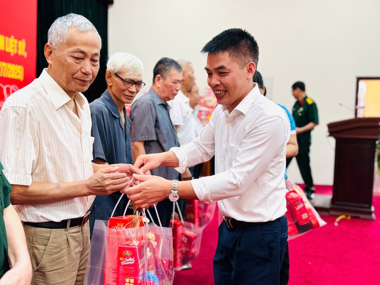 Tri Ân Người Có Công: MTTQ xã Thanh Trì - Gia đình Sen xanh tặng quà tới các đồng chí thương Binh, bệnh Binh và thân nhân liệt sỹ- Ảnh 8.