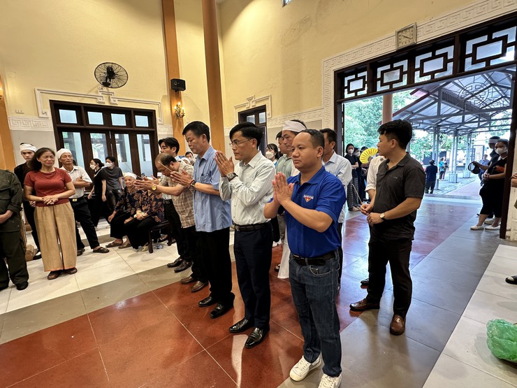 Xã Đại Thanh thăm hỏi, động viên thân nhân và viếng nạn nhân vụ lật tàu du lịch trên Vịnh Hạ Long- Ảnh 1.