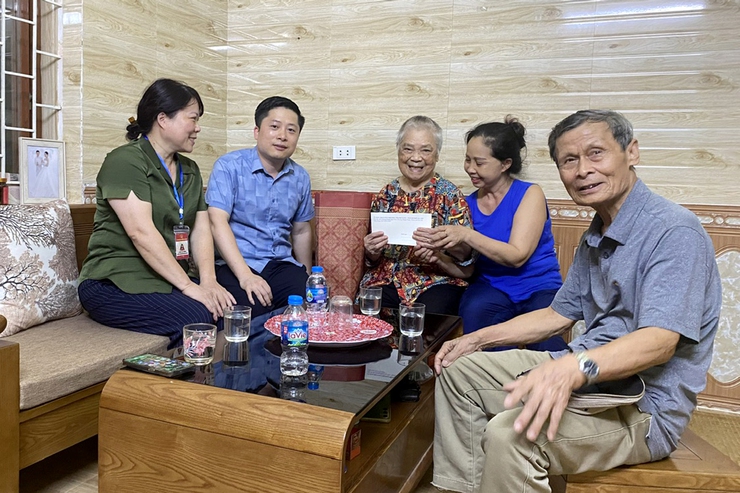 Phường Thanh Xuân thăm, tặng quà các gia đình chính sách- Ảnh 7.