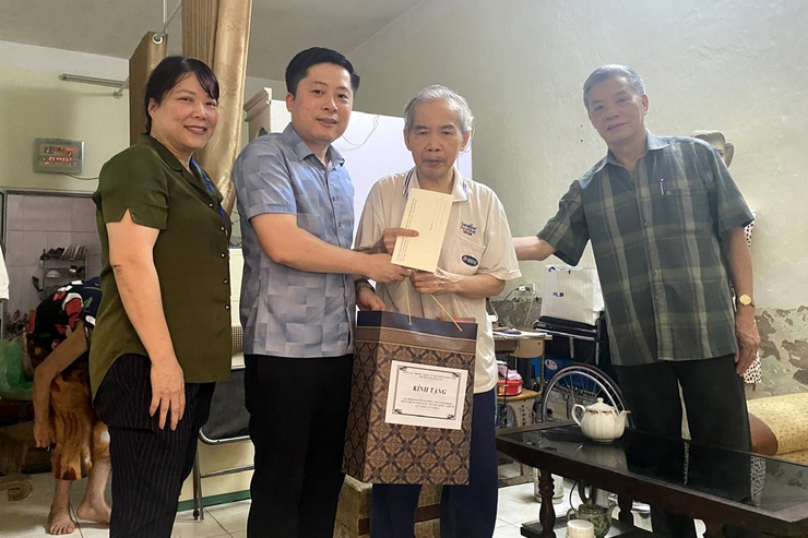 Phường Thanh Xuân thăm, tặng quà các gia đình chính sách- Ảnh 8.