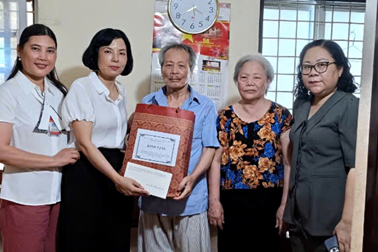 Phường Thanh Xuân thăm, tặng quà các gia đình chính sách- Ảnh 11.