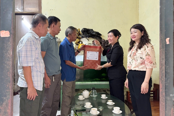 Phường Thanh Xuân thăm, tặng quà các gia đình chính sách- Ảnh 18.