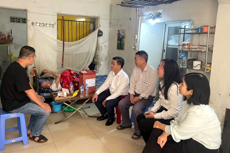 Phường Thanh Xuân thăm, tặng quà các gia đình chính sách- Ảnh 9.