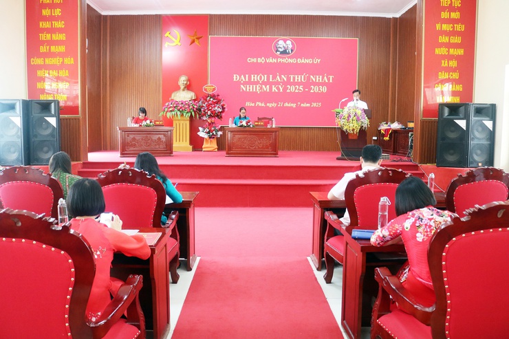 Chi bộ Văn phòng Đảng ủy xã Hòa Phú tổ chức thành công Đại hội lần thứ nhất, nhiệm kỳ 2025 – 2030- Ảnh 1.