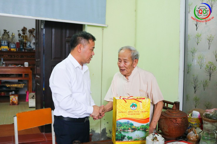 Xã Quốc Oai thăm, tặng quà gia đình chính sách, người có công- Ảnh 1.