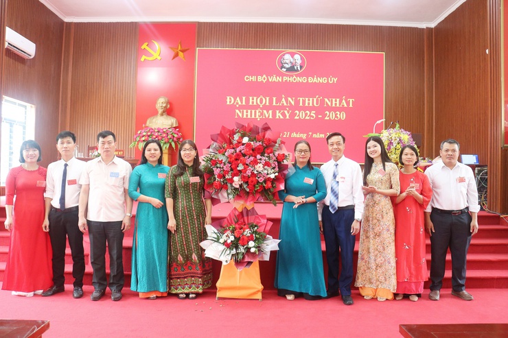 Chi bộ Văn phòng Đảng ủy xã Hòa Phú tổ chức thành công Đại hội lần thứ nhất, nhiệm kỳ 2025 – 2030- Ảnh 5.