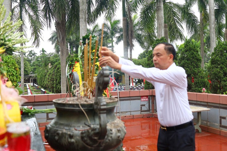 Phường Tây Hồ tổ chức Lễ dâng hương tưởng niệm các Anh hùng liệt sĩ nhân kỷ niệm 78 năm Ngày Thương binh – Liệt sĩ (27/7/1947 – 27/7/2025)- Ảnh 2.