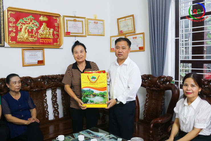 Xã Quốc Oai thăm, tặng quà gia đình chính sách, người có công- Ảnh 2.