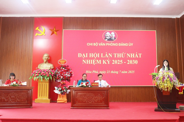 Chi bộ Văn phòng Đảng ủy xã Hòa Phú tổ chức thành công Đại hội lần thứ nhất, nhiệm kỳ 2025 – 2030- Ảnh 2.