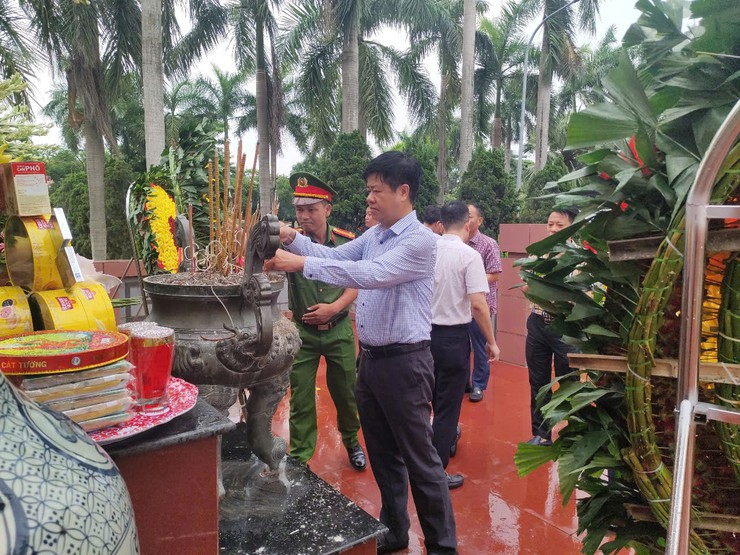 Phường Tây Hồ tổ chức Lễ dâng hương tưởng niệm các Anh hùng liệt sĩ nhân kỷ niệm 78 năm Ngày Thương binh – Liệt sĩ (27/7/1947 – 27/7/2025)- Ảnh 3.