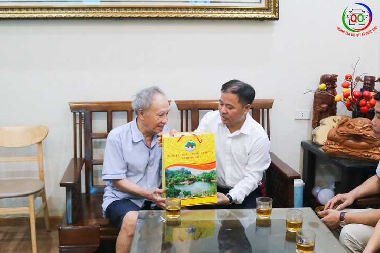 Xã Quốc Oai thăm, tặng quà gia đình chính sách, người có công- Ảnh 3.