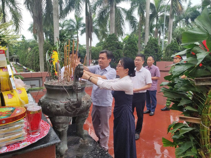 Phường Tây Hồ tổ chức Lễ dâng hương tưởng niệm các Anh hùng liệt sĩ nhân kỷ niệm 78 năm Ngày Thương binh – Liệt sĩ (27/7/1947 – 27/7/2025)- Ảnh 4.