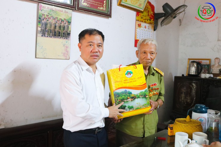 Xã Quốc Oai thăm, tặng quà gia đình chính sách, người có công- Ảnh 4.