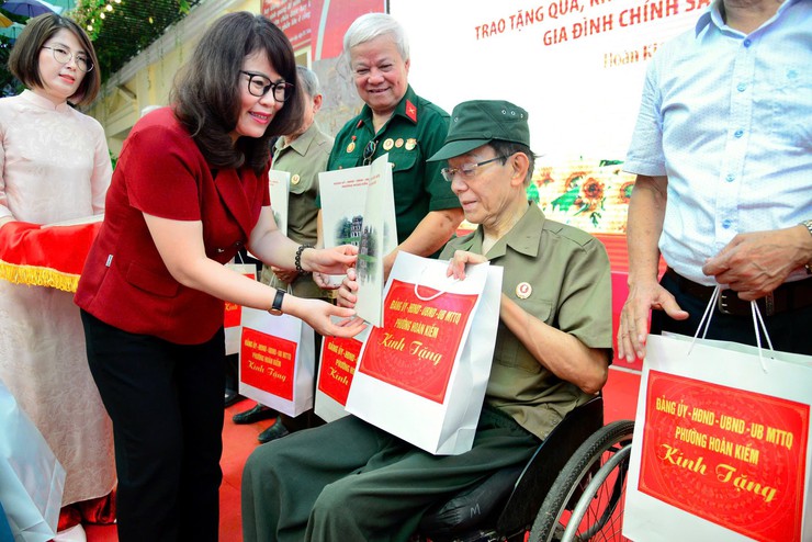 Phường Hoàn Kiếm: Chăm lo sức khoẻ người có công, gia đình chính sách- Ảnh 7.