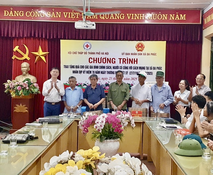 Hà Nội: Trao tặng quà tri ân người có công và các hộ gia đình khó khăn tại xã Đa Phúc- Ảnh 2.